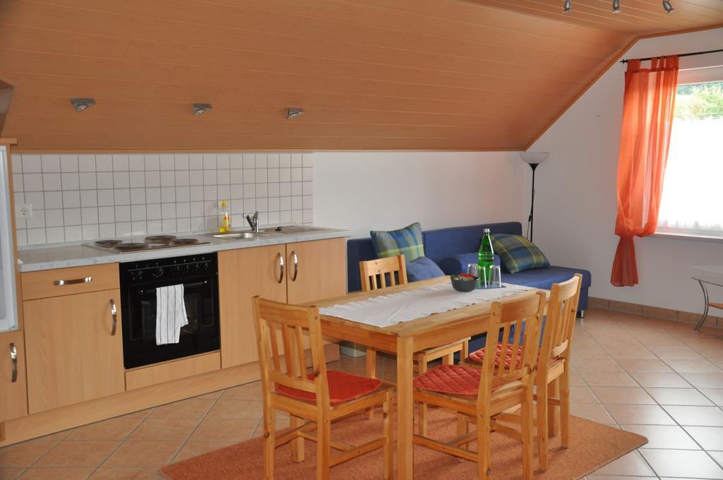Fliederhof Ferienwohnungen Herresbach Habitación foto